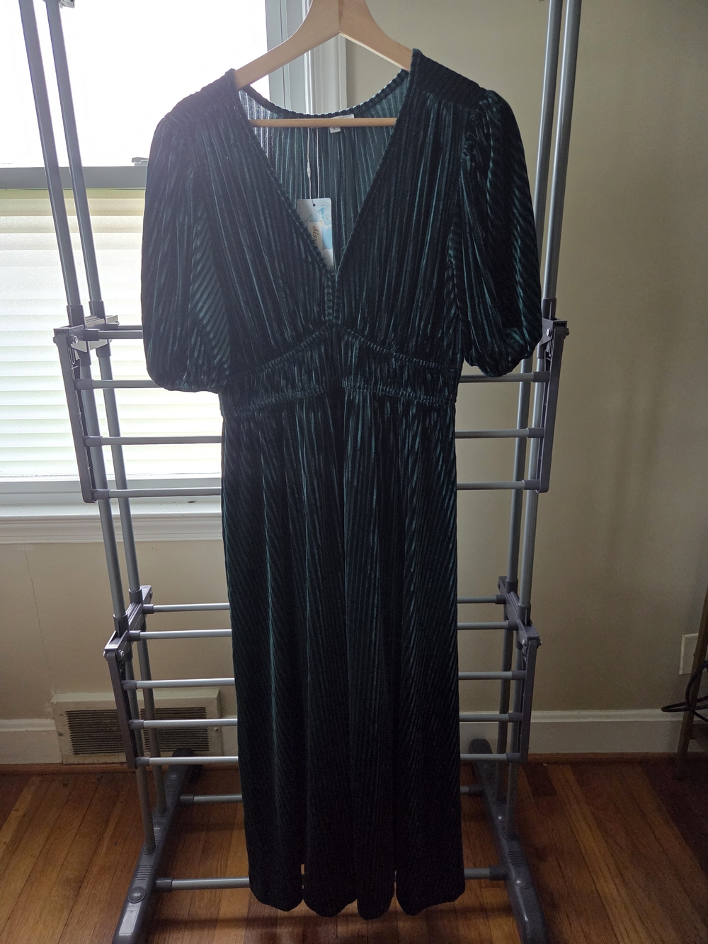 Emerald Green Velvet Maxi Dress with V-Neck and Puff Sleeves